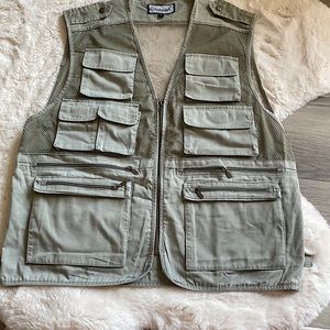 men’s fishing / hunting look vest by OlympinA. A lot of pockets front and back